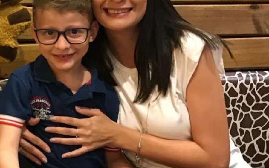 Menino de 6 anos  emociona ao colocar  óculos pela primeira vez