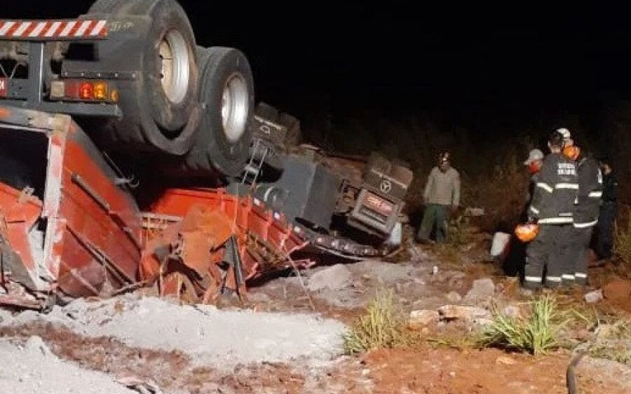 Moradores de São Gabriel morrem após carreta tombar na Capital