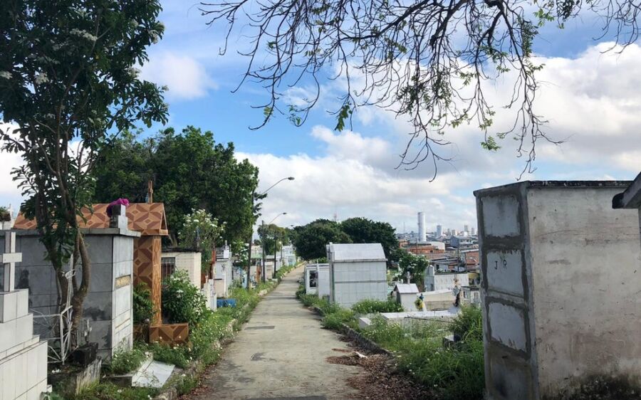 Homem é preso depois de invadir cemitério, retirar corpo, e ser visto dançando com cadáver da avó