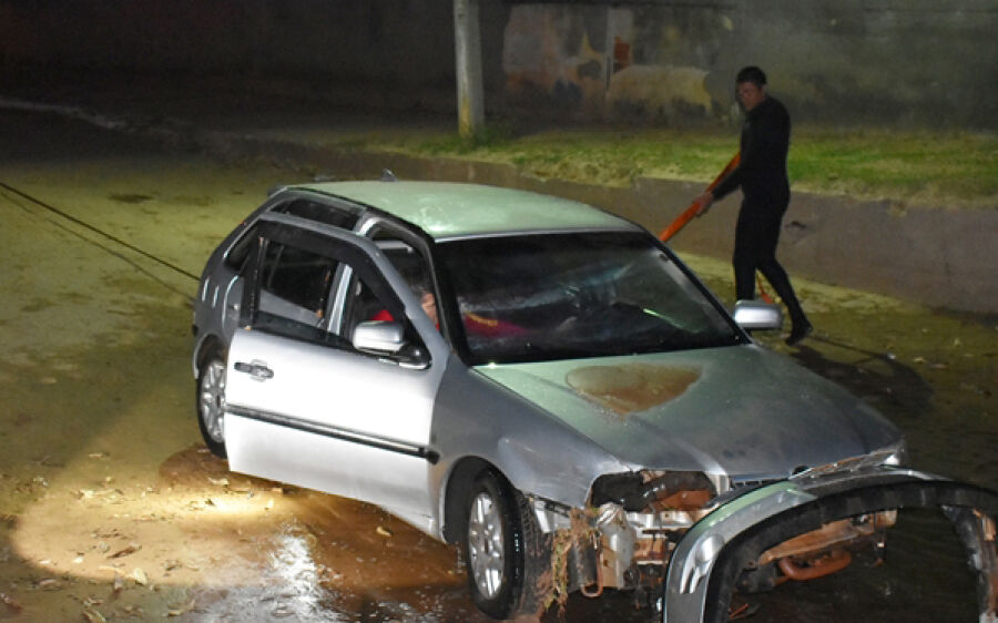 Bombeiros resgatam carro após motorista cair no rio Taquari, em Coxim