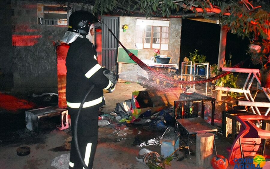Enciumado, marido coloca fogo em móveis de casa e agride a mulher em Coxim
