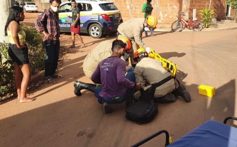 Jovem sofre vários ferimentos ao colidir moto em carro no Senhor Divino
