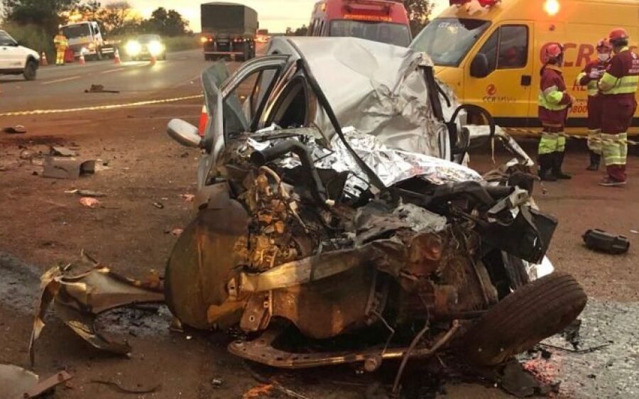 Carro bate em caminhão carregado com cana e dois morrem na BR-163
