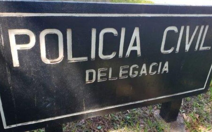 Para atender cliente, dono de conveniência bate em esposa