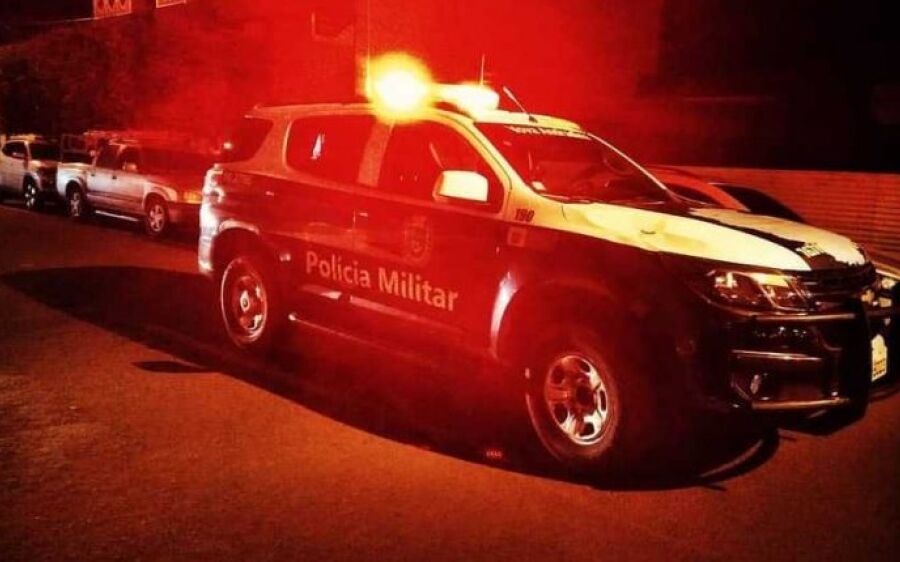 Após agredir namorada, homem parte para cima de PM e é contido a tiros de borracha