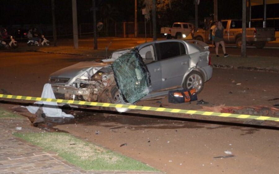 Motorista arranca poste e passageiro morre ao ser arremessado para fora de carro
