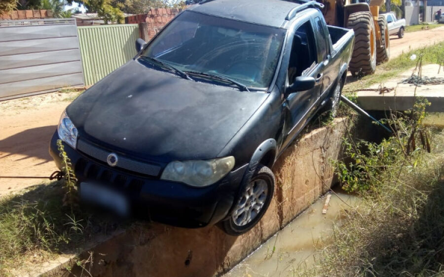 Pick-up fica pendurada em galeria no bairro Santo André