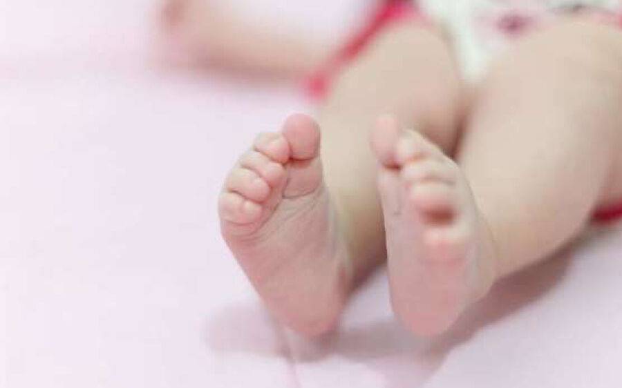 Homem descobre que bebê de 2 meses não é sua filha e mata criança por vingança