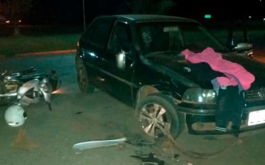 Gestante sofre ferimentos ao se envolver em  acidente entre moto e carro em São Gabriel do Oeste