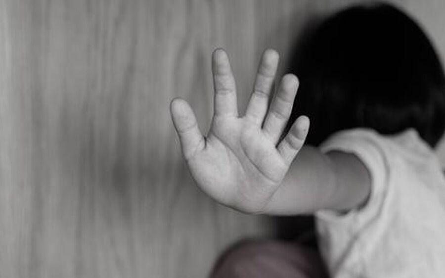 Professor suspeito de estuprar alunas e provocar aborto em uma das vítimas é preso