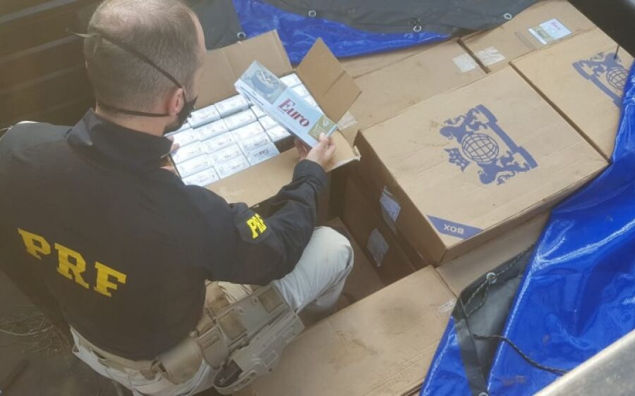 PRF apreende 90 mil maços de cigarro e prende batedor em Coxim (MS)