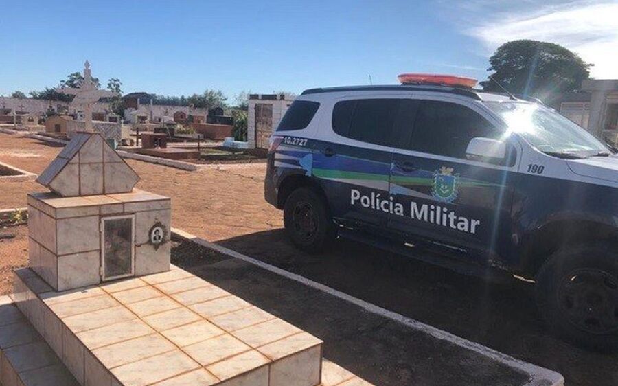 Duas jovens são presas após fazerem 'delivery' de drogas dentro de cemitério em MS