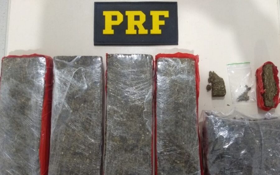 PRF apreende 4,7 Kg de maconha e skunk em Coxim (MS)