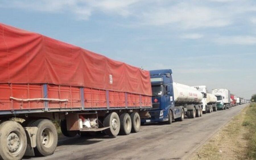 Bloqueio da Estrada Bioceânica deixa 250 caminhões parados na fronteira entre a Bolívia e MS