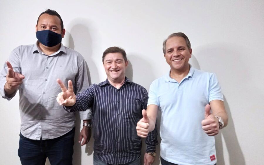 Deputado Coronel Davi reforça a campanha de Edilson Magro durante visita à comércio de Coxim