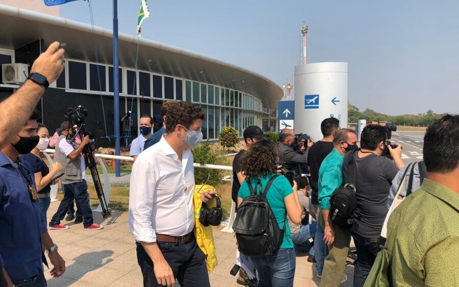 Ministro do Meio Ambiente faz sobrevoo nas áreas atingidas pelas queimadas no pantanal do MS