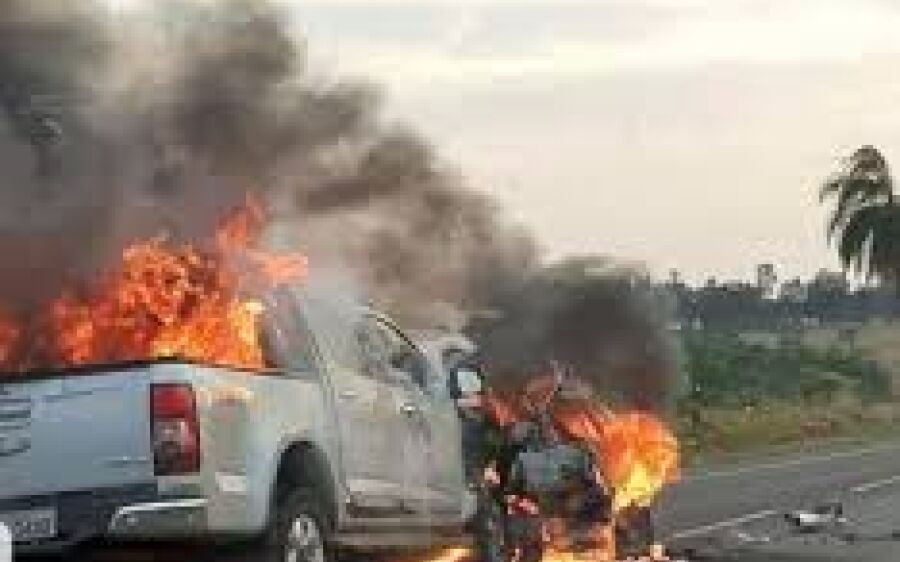 AGORA: Carros pegam fogo após colisão frontal com vítimas na BR-060