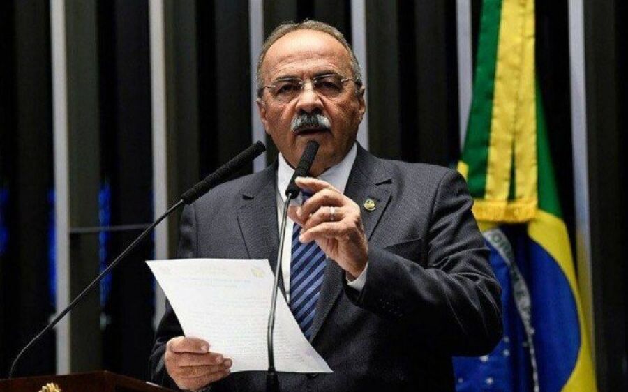 Barroso determina afastamento do senador pego com dinheiro na cueca