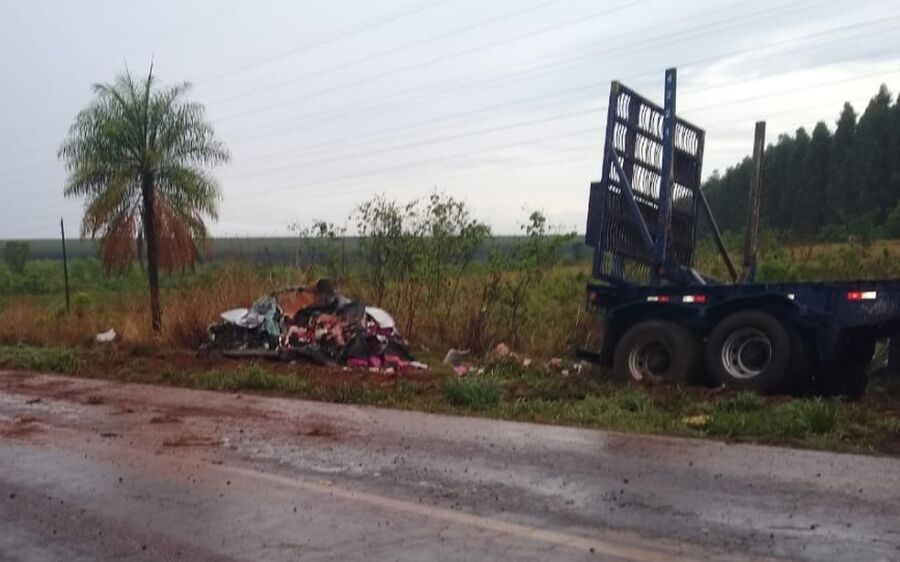 Colisão entre carreta e carro em rodovia de MS mata família