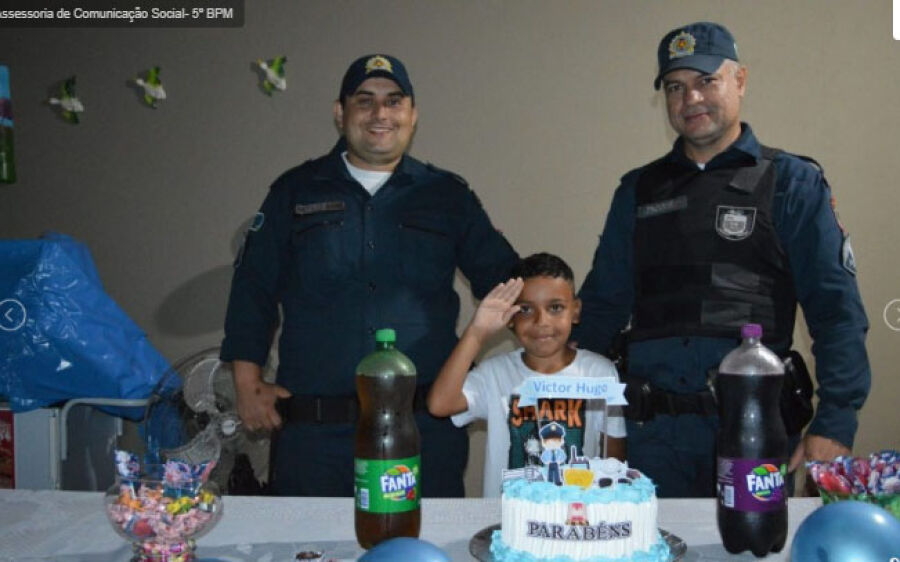 Polícia Militar de Coxim realiza sonho de fã ao chegar durante aniversário