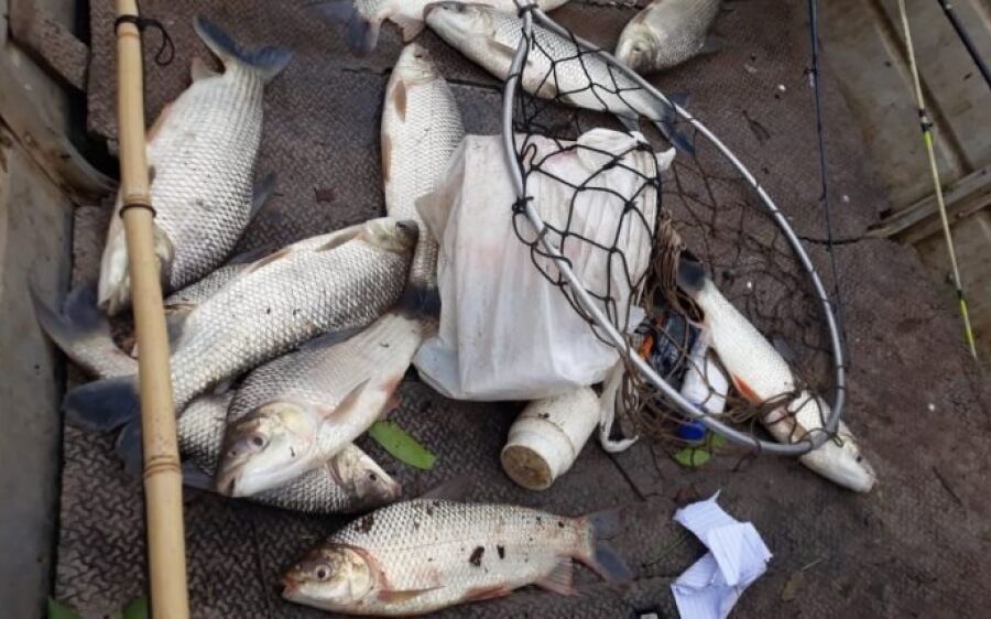 Um é preso por pesca predatória e polícia apreende barco e motor no Rio Taquari