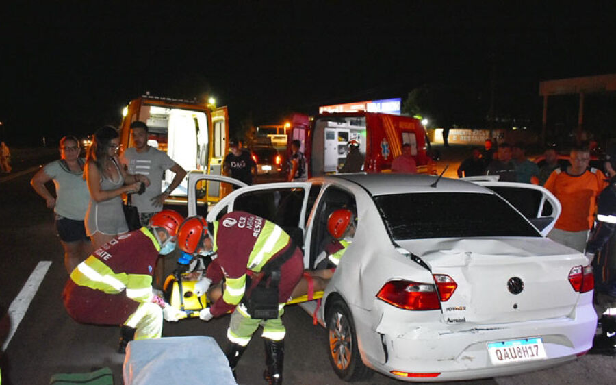 Caminhão colide na traseira de carro e deixa passageiras feridas na BR-163 em Coxim