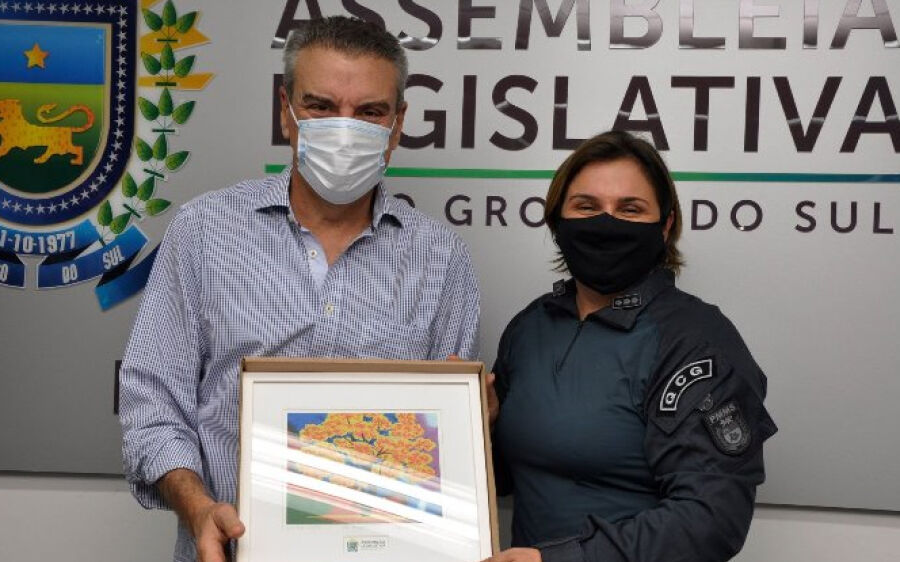 ALEMS homenageia primeira mulher a chegar ao posto de coronel na PM de MS