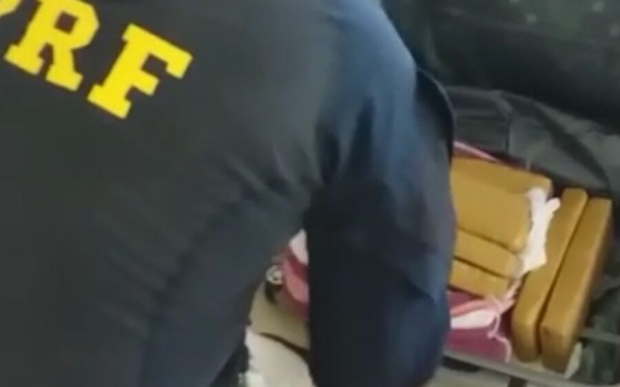 Casal é preso em ônibus após polícia encontrar maconha dentro de mala em MS