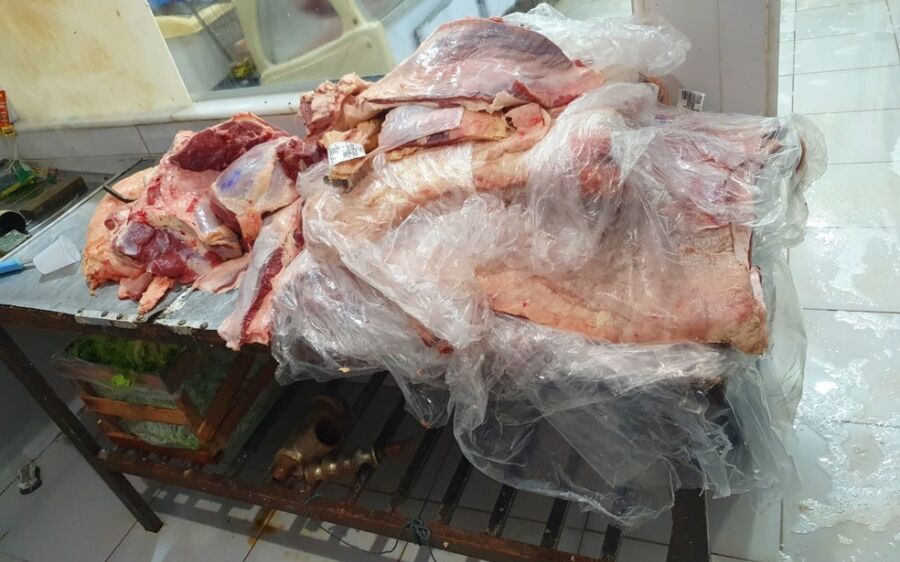 Denúncia de clientes leva Procon-MS até mercado com cerveja vencida desde janeiro a carnes deteriora