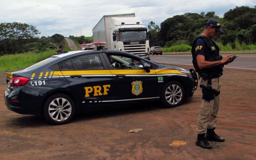 PRF resgata três adolescentes que pediam carona na BR-163