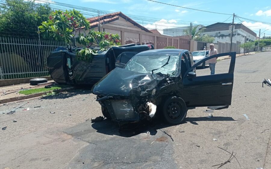 Motorista não respeita 'pare', atinge carro e bate em poste de energia elétrica em Campo Grande