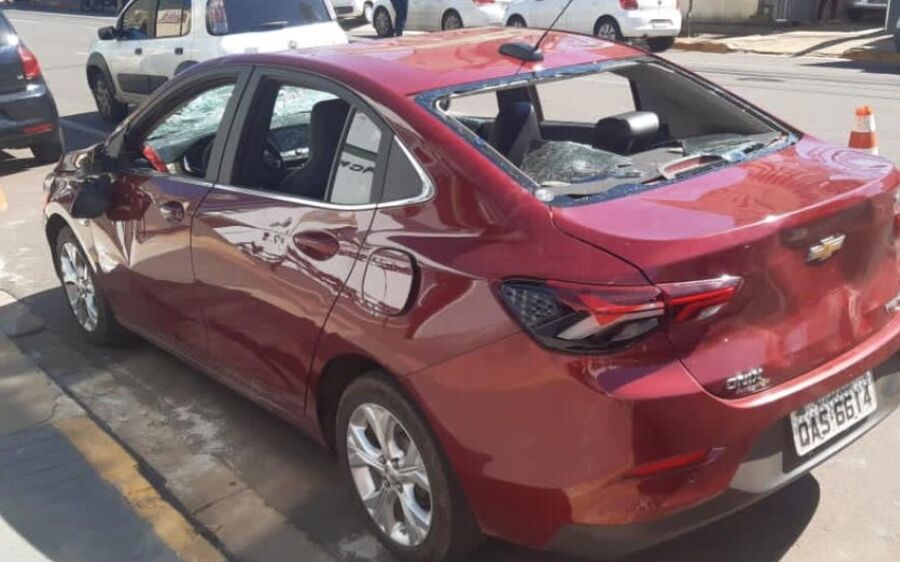 Travestis agridem motorista de aplicativo e destroem  carro durante briga