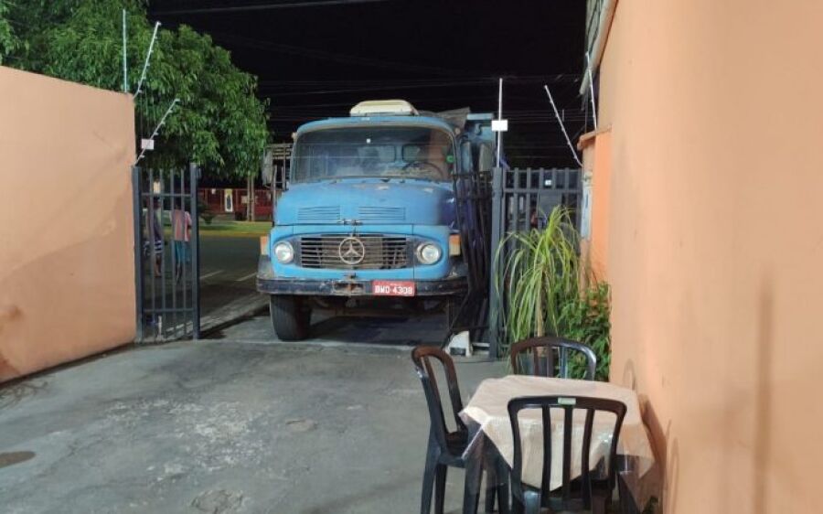 Ao cobrar dívida, homem invade lanchonete lotada de clientes com caminhão 