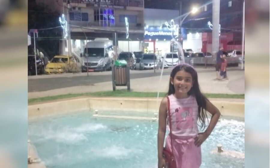 Mãe tirou foto da filha pouco antes de ela morrer após tocar em decoração de Natal