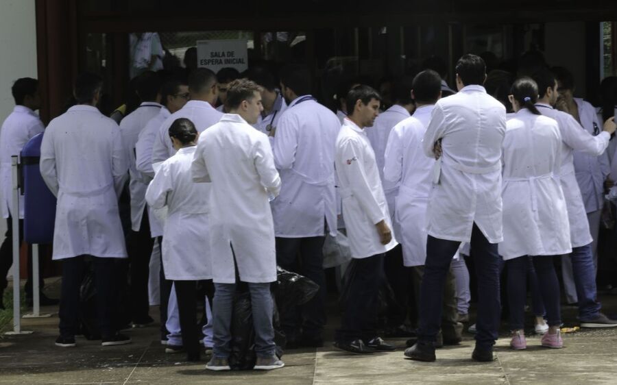 Médicos formados fora do Brasil têm 1ª fase do Revalida neste domingo