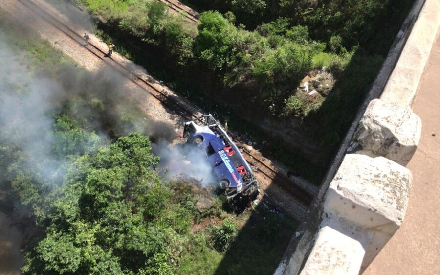 Ônibus cai de viaduto na BR-381, em João Monlevade; PRF confirma 10 mortes