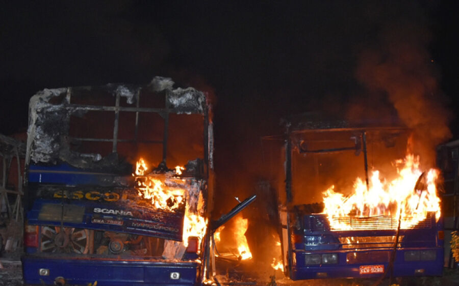 Incêndio criminoso destrói micro-ônibus e dois ônibus escolares em Coxim