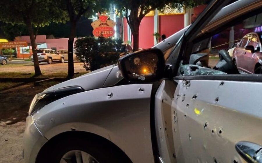 Casal é executado com mais de 100 tiros em frente a cassino na fronteira em MS