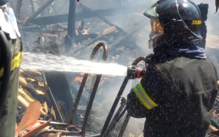 Bombeiros são acionados para combater incêndio em residência na Vila Bela