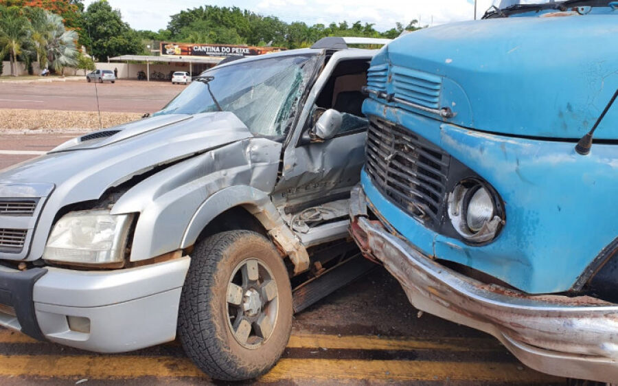 Três pessoas ficam feridas em acidente entre caminhonete e caminhão na BR-163