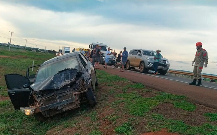 Colisão em parada na BR-163 envolve cinco veículos e deixa quatro feridos em São Gabriel do Oeste