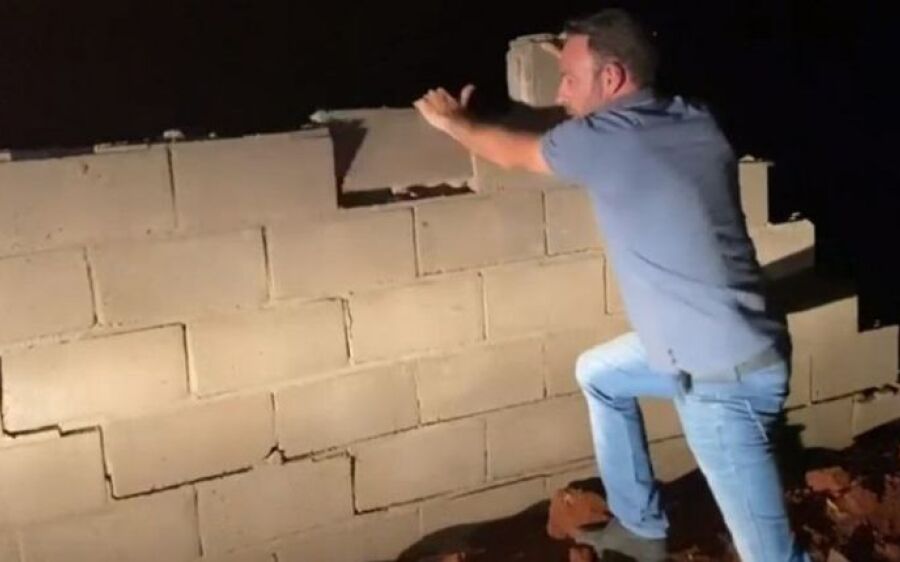 Vereador de MS é cassado por filmar e derrubar muro de lixão danificado pro chuva