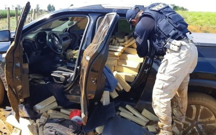 Motorista tomba camionete com 1 ton de maconha que entregaria em Campo Grande