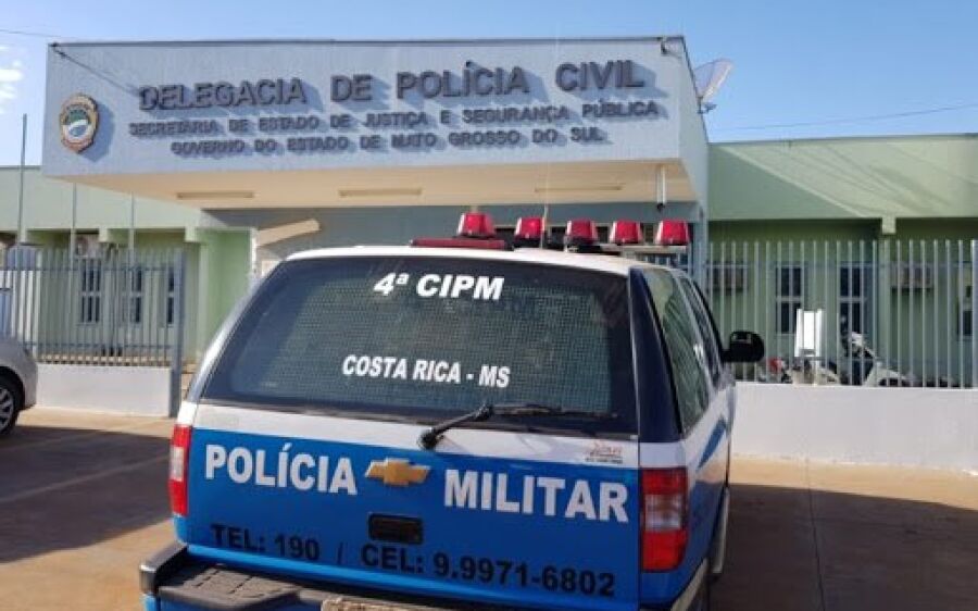 Mãe é presa por jogar bebê de 2 meses contra sofá e criança cair no chão