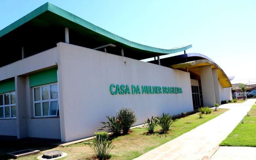 Filho tenta agredir a mãe e ainda xinga ela de 'vagabunda'