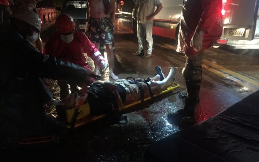 Motociclista fratura à perna após colidir na traseira de caminhão em Silviolândia