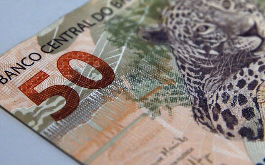 Bolsonaro anuncia aumento do salário mínimo para R$ 1.100