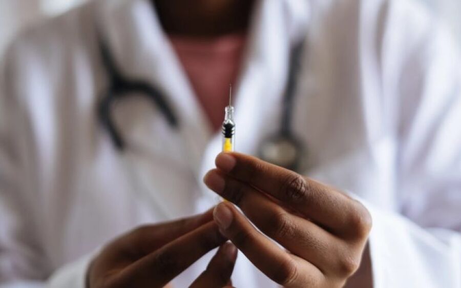 Anvisa autoriza compra de 2 milhões de doses de vacina contra covid-19