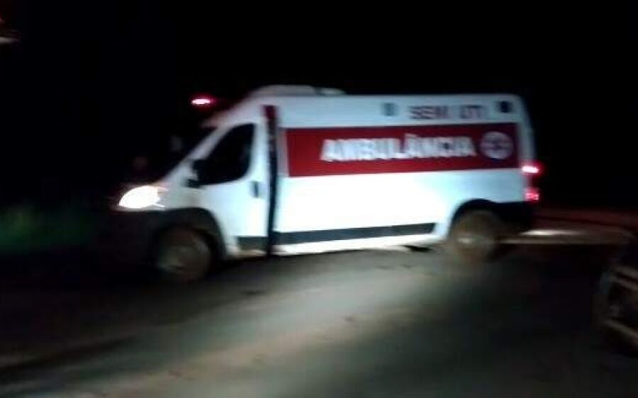 Ambulância que desapareceu em MS com médico e paciente com Covid-19 é encontrada atolada em estrada