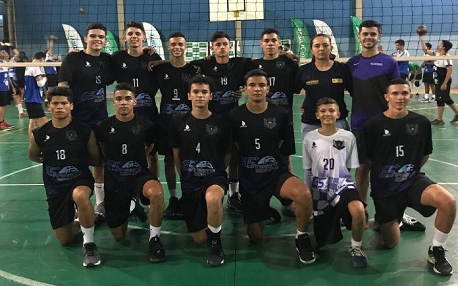 Professora da rede estadual de ensino é a 1ª treinadora de voleibol masculino de MS